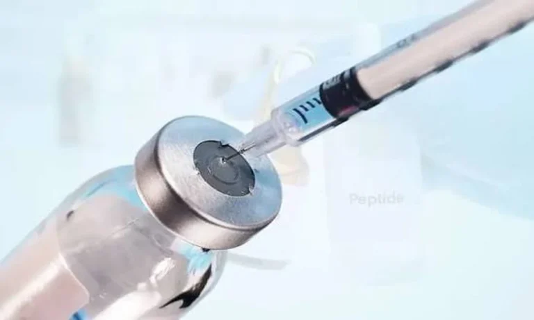 How do muscle-building peptides interact with hormonal pathways?